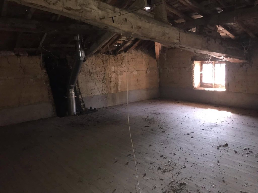 Combles non isolés à Agnin avant travaux