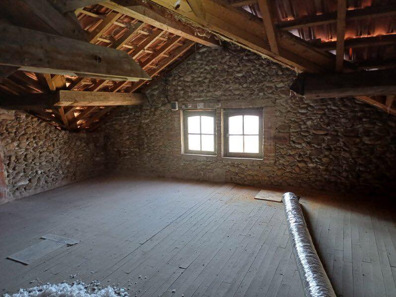 Combles perdus non isolés mairie de Saint-Clair-sur-Galaure avant travaux.