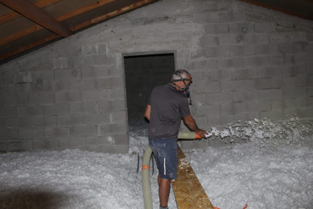 Plateforme bois et isolation dans des combles à Beaurepaire.