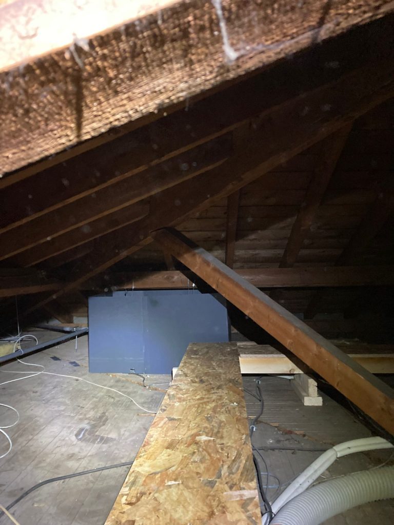 Installation d'un chemin de circulation technique en bois.