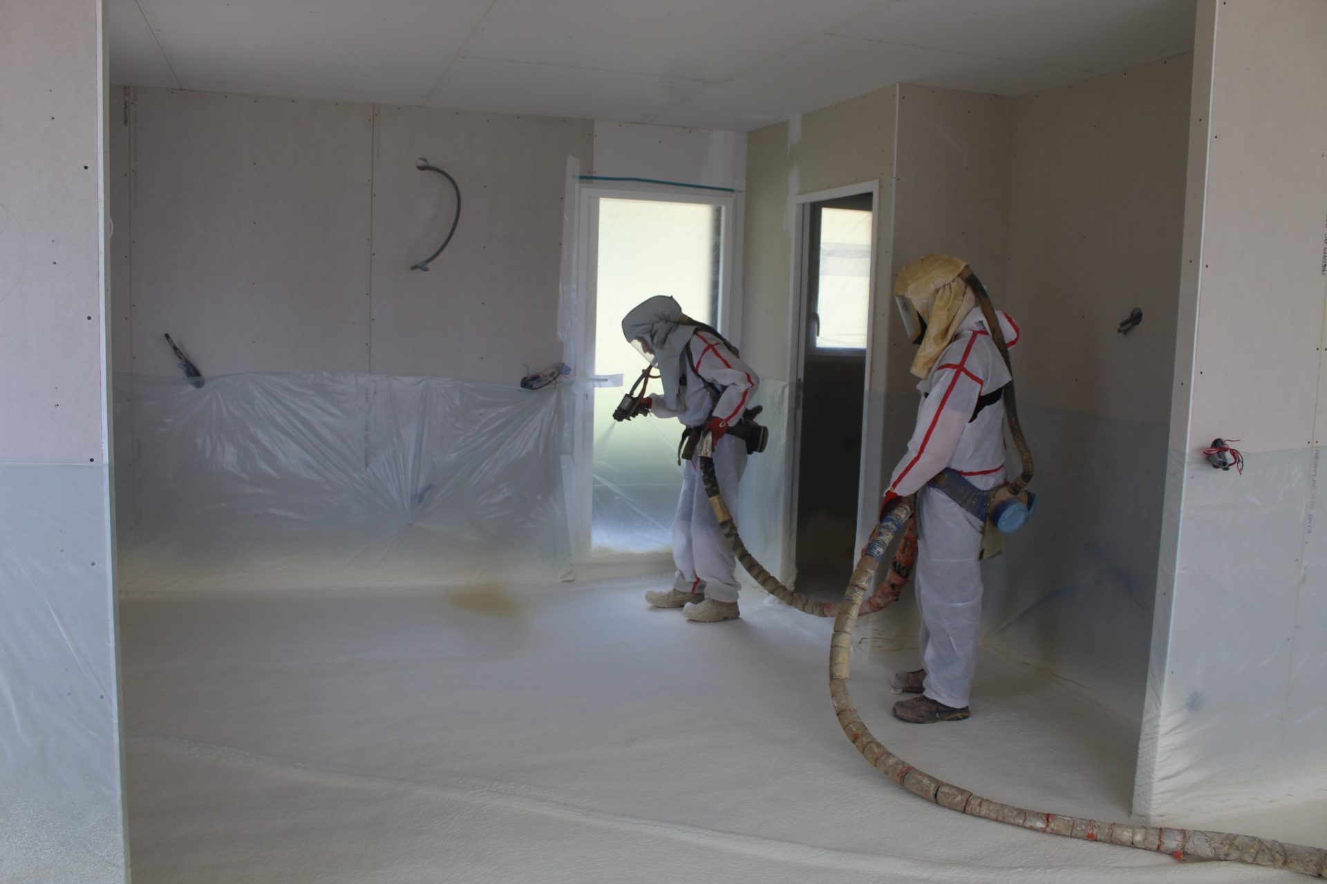 Isolation des sols en mousse polyuréthane projetée sur la commune de Saint Barthélemy de Beaurepaire (38270) en Isère et Rhone-Alpes. Isolation des sols en mousse polyuréthane projetée sur la commune de Saint Barthélemy de Beaurepaire (38270) en Isère et Rhone-Alpes.
